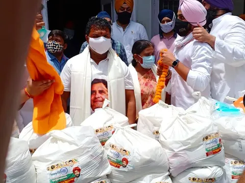 कोरोना महामारी में ज़रूरतमंद लोगों को राशन वितरण — 4