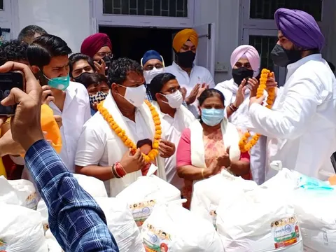 कोरोना महामारी में ज़रूरतमंद लोगों को राशन वितरण — 5