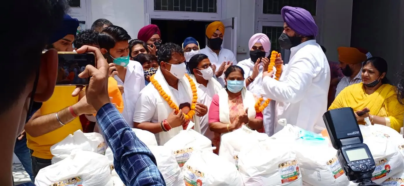 कोरोना महामारी में ज़रूरतमंद लोगों को राशन वितरण — तस्वीर 5 में से 13