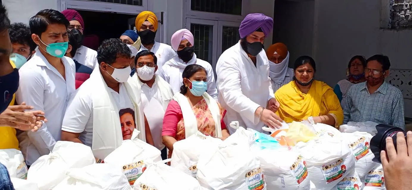 कोरोना महामारी में ज़रूरतमंद लोगों को राशन वितरण — तस्वीर 6 में से 13