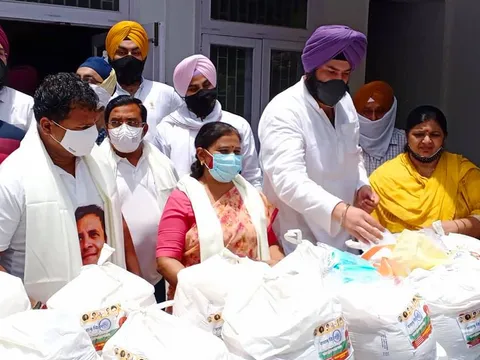 कोरोना महामारी में ज़रूरतमंद लोगों को राशन वितरण — 6