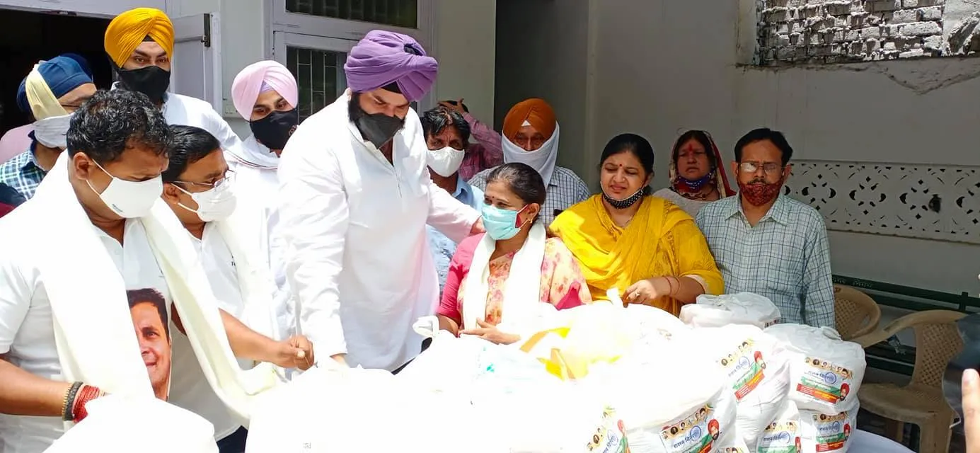 कोरोना महामारी में ज़रूरतमंद लोगों को राशन वितरण — तस्वीर 7 में से 13