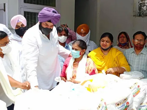 कोरोना महामारी में ज़रूरतमंद लोगों को राशन वितरण — 7