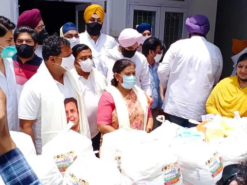 कोरोना महामारी में ज़रूरतमंद लोगों को राशन वितरण — 8
