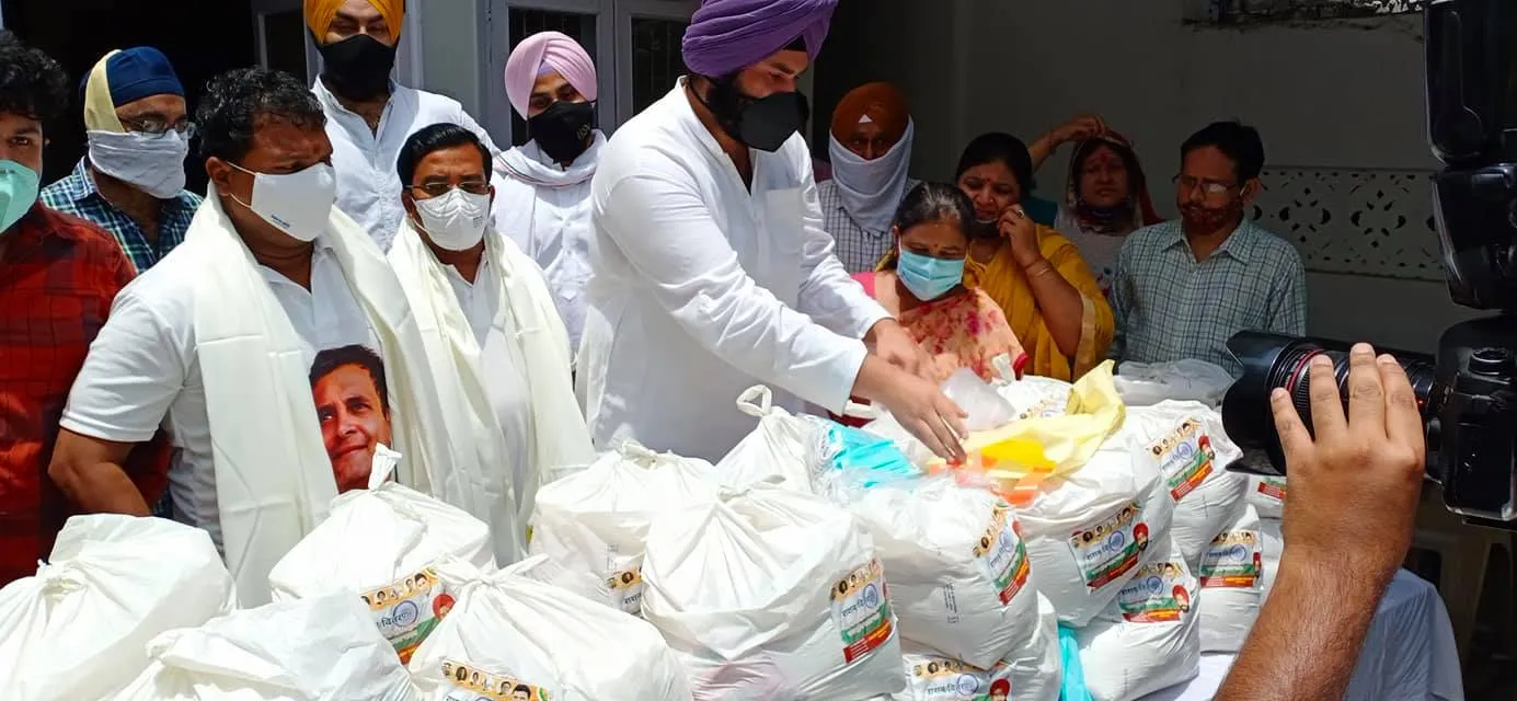 कोरोना महामारी में ज़रूरतमंद लोगों को राशन वितरण — तस्वीर 9 में से 13
