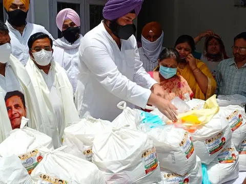 कोरोना महामारी में ज़रूरतमंद लोगों को राशन वितरण — 9