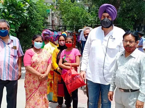 कोरोना महामारी में ज़रूरतमंद लोगों को राशन वितरण — 11