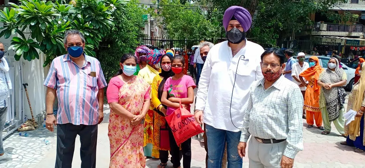 कोरोना महामारी में ज़रूरतमंद लोगों को राशन वितरण — तस्वीर 11 में से 13