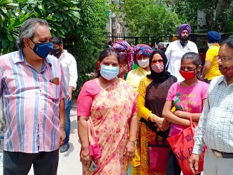 कोरोना महामारी में ज़रूरतमंद लोगों को राशन वितरण — 12