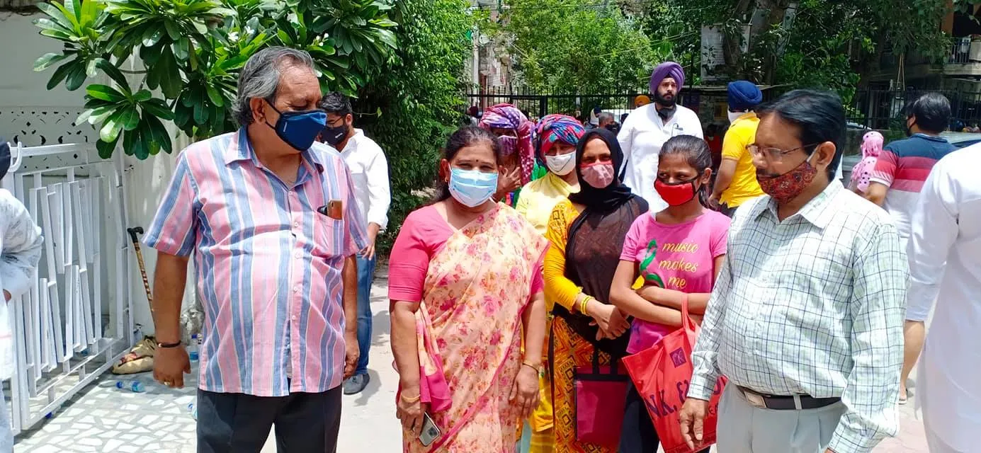 कोरोना महामारी में ज़रूरतमंद लोगों को राशन वितरण — तस्वीर 12 में से 13