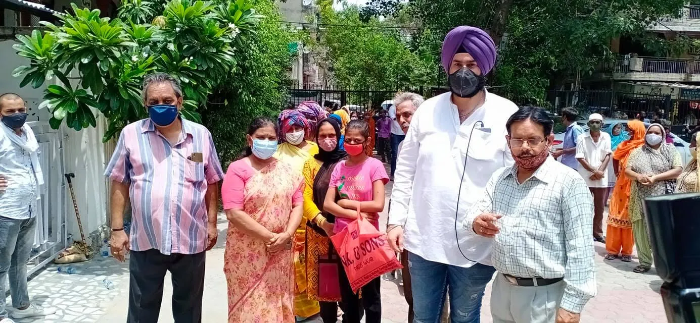 कोरोना महामारी में ज़रूरतमंद लोगों को राशन वितरण — तस्वीर 13 में से 13