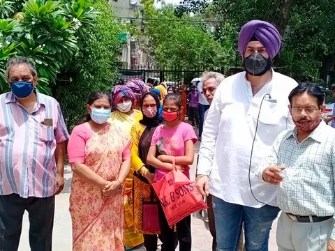 कोरोना महामारी में ज़रूरतमंद लोगों को राशन वितरण — 13