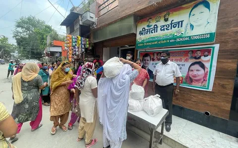 राहुल गांधी के जन्मदिन पर वार्ड कार्यालय पर राशन किट वितरण