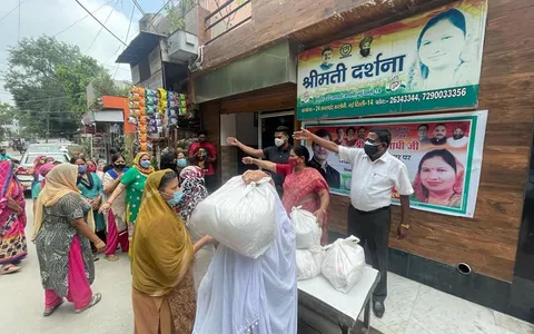 राहुल गांधी के जन्मदिन पर वार्ड कार्यालय पर राशन किट वितरण