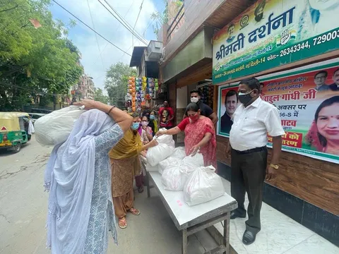 राहुल गांधी के जन्मदिन पर वार्ड कार्यालय पर राशन किट वितरण — 3
