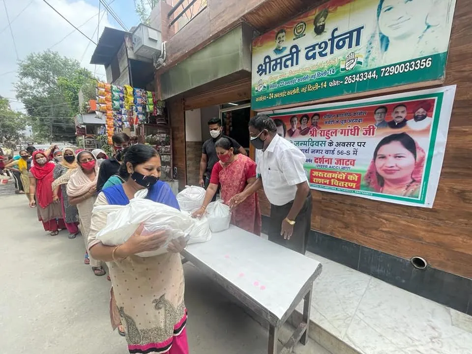 राहुल गांधी के जन्मदिन पर वार्ड कार्यालय पर राशन किट वितरण — तस्वीर 10 में से 18