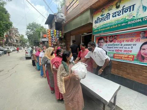 राहुल गांधी के जन्मदिन पर वार्ड कार्यालय पर राशन किट वितरण — 13