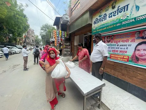 राहुल गांधी के जन्मदिन पर वार्ड कार्यालय पर राशन किट वितरण — 14