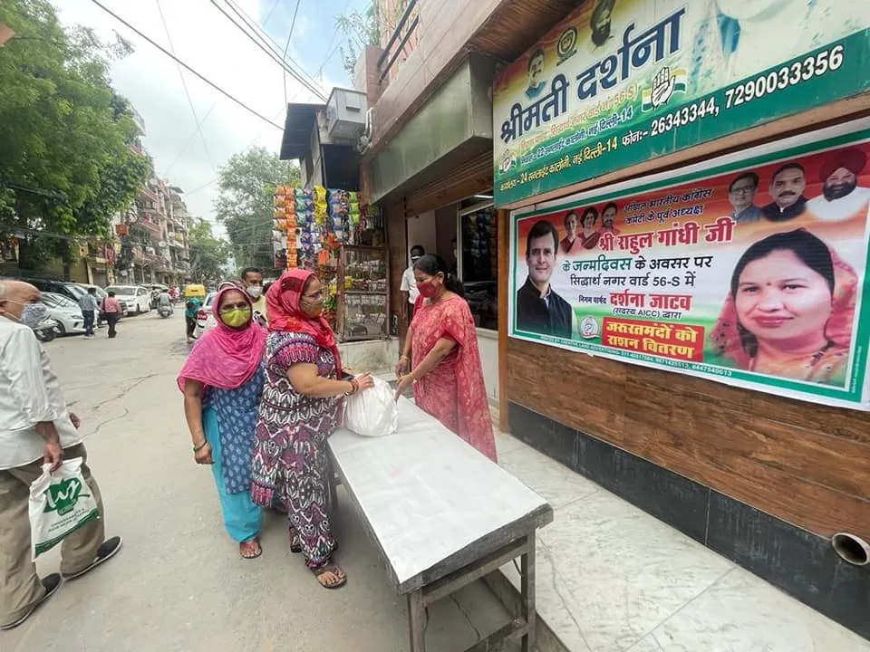 राहुल गांधी के जन्मदिन पर वार्ड कार्यालय पर राशन किट वितरण — तस्वीर 16 में से 18