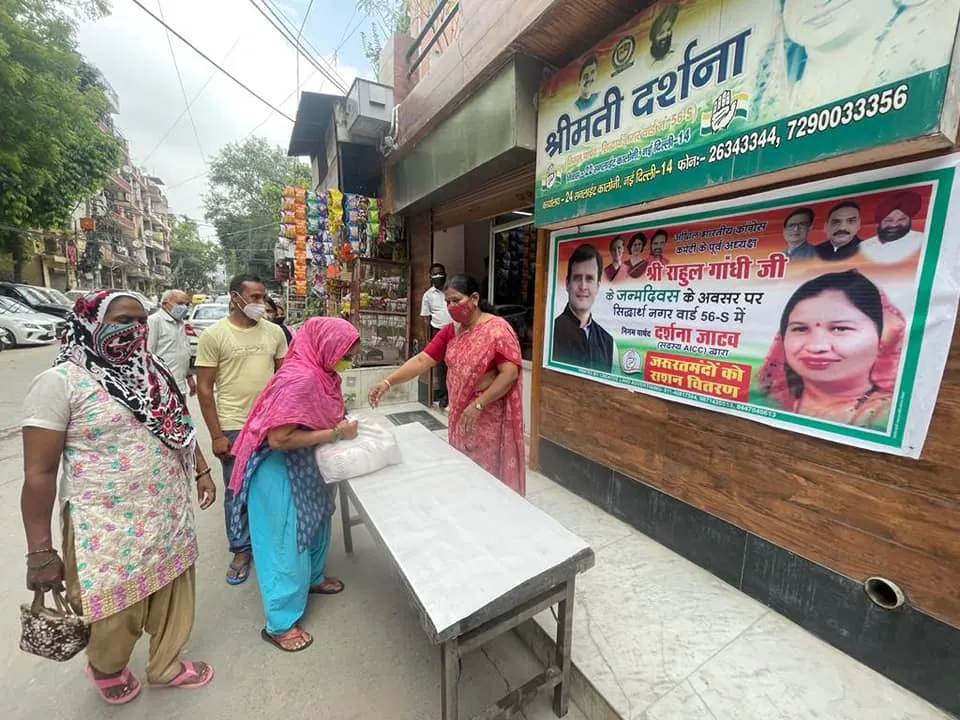 राहुल गांधी के जन्मदिन पर वार्ड कार्यालय पर राशन किट वितरण — तस्वीर 17 में से 18