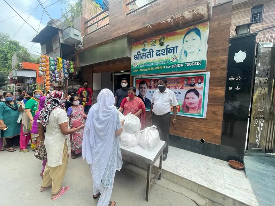 राहुल गांधी के जन्मदिन पर वार्ड कार्यालय पर राशन किट वितरण — तस्वीर 18 में से 18