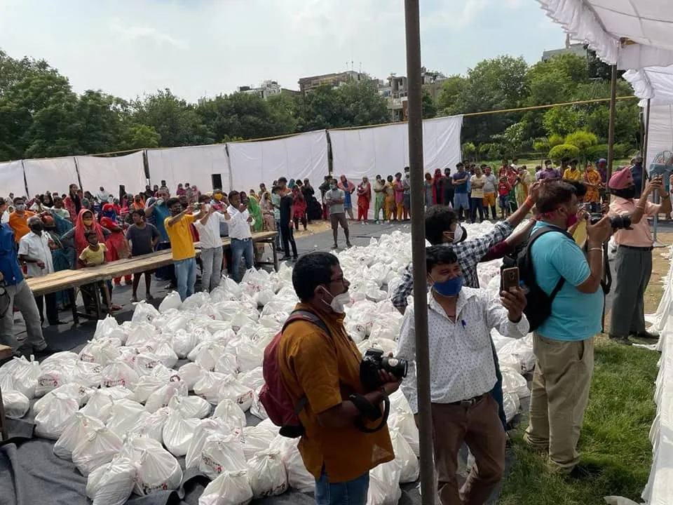 राहुल गांधी के जन्मदिन पर अम्बेडकर पार्क में खाद्य सामग्री वितरण — तस्वीर 2 में से 17