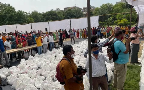 राहुल गांधी के जन्मदिन पर अम्बेडकर पार्क में खाद्य सामग्री वितरण