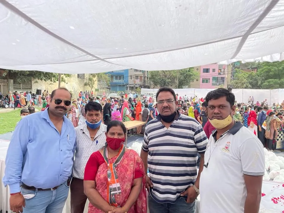 राहुल गांधी के जन्मदिन पर अम्बेडकर पार्क में खाद्य सामग्री वितरण — तस्वीर 4 में से 17