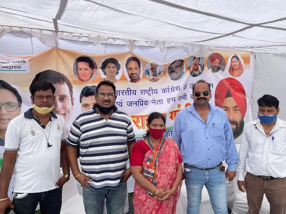 राहुल गांधी के जन्मदिन पर अम्बेडकर पार्क में खाद्य सामग्री वितरण — तस्वीर 6 में से 17