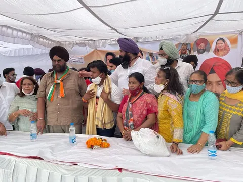 राहुल गांधी के जन्मदिन पर अम्बेडकर पार्क में खाद्य सामग्री वितरण — 7