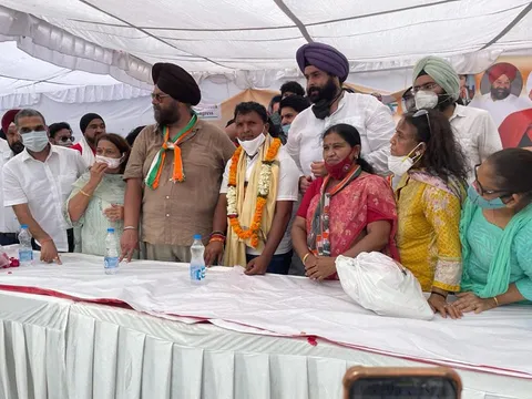 राहुल गांधी के जन्मदिन पर अम्बेडकर पार्क में खाद्य सामग्री वितरण — 8