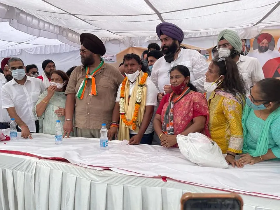 राहुल गांधी के जन्मदिन पर अम्बेडकर पार्क में खाद्य सामग्री वितरण — तस्वीर 8 में से 17