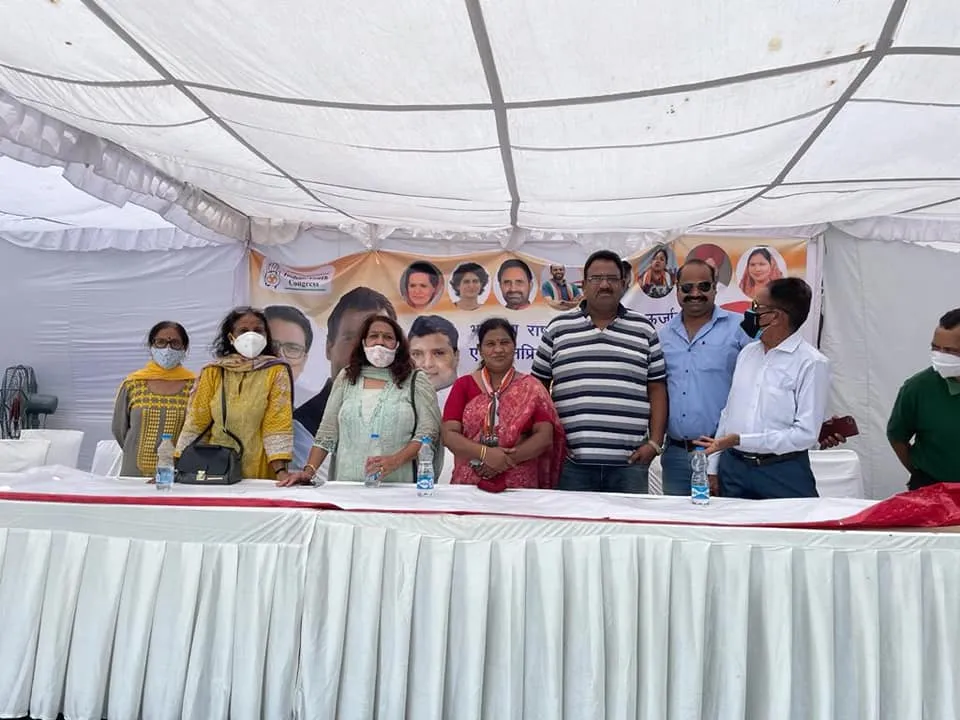 राहुल गांधी के जन्मदिन पर अम्बेडकर पार्क में खाद्य सामग्री वितरण — तस्वीर 9 में से 17