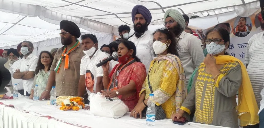 राहुल गांधी के जन्मदिन पर अम्बेडकर पार्क में खाद्य सामग्री वितरण — तस्वीर 10 में से 17
