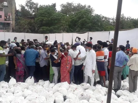 राहुल गांधी के जन्मदिन पर अम्बेडकर पार्क में खाद्य सामग्री वितरण — 12