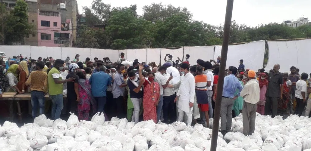 राहुल गांधी के जन्मदिन पर अम्बेडकर पार्क में खाद्य सामग्री वितरण — तस्वीर 12 में से 17