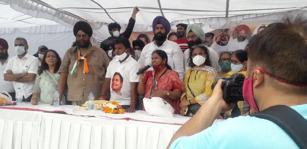 राहुल गांधी के जन्मदिन पर अम्बेडकर पार्क में खाद्य सामग्री वितरण — तस्वीर 13 में से 17
