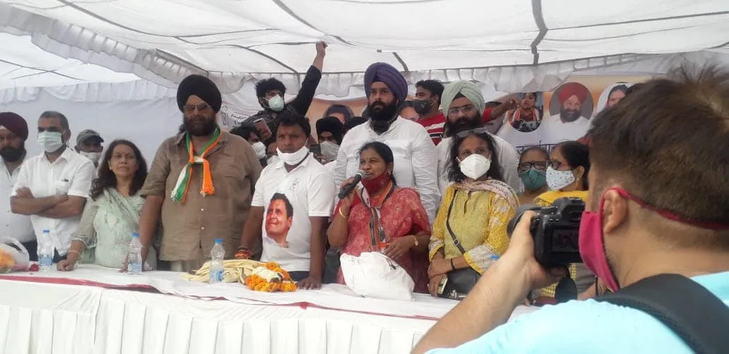 राहुल गांधी के जन्मदिन पर अम्बेडकर पार्क में खाद्य सामग्री वितरण — तस्वीर 14 में से 17