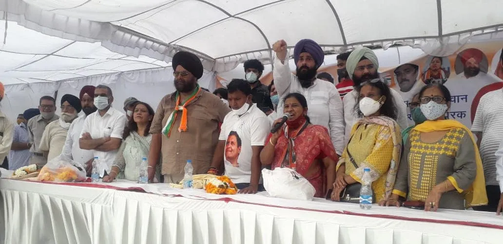 राहुल गांधी के जन्मदिन पर अम्बेडकर पार्क में खाद्य सामग्री वितरण — तस्वीर 15 में से 17
