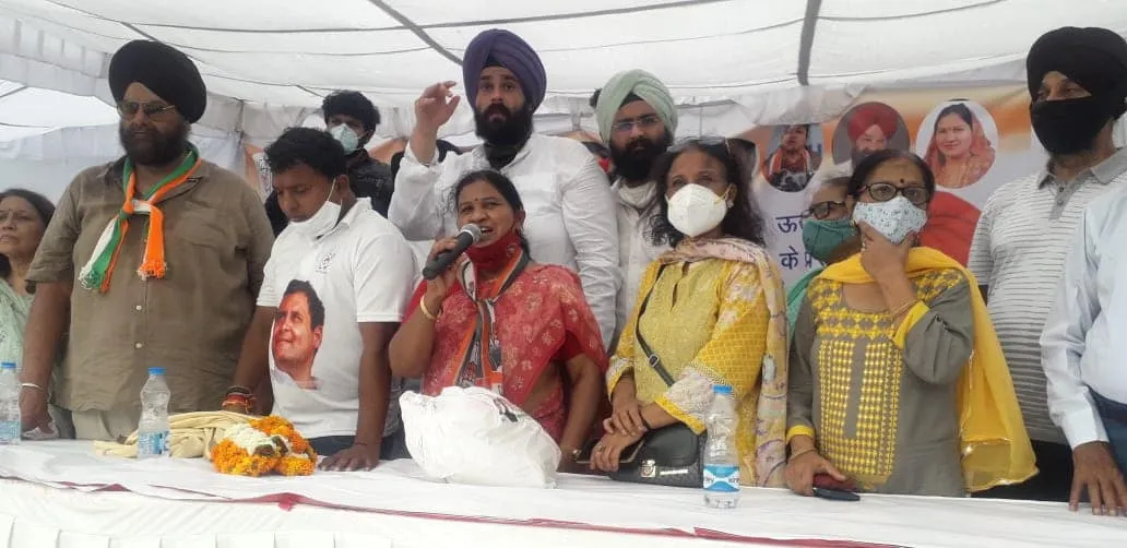 राहुल गांधी के जन्मदिन पर अम्बेडकर पार्क में खाद्य सामग्री वितरण — तस्वीर 16 में से 17