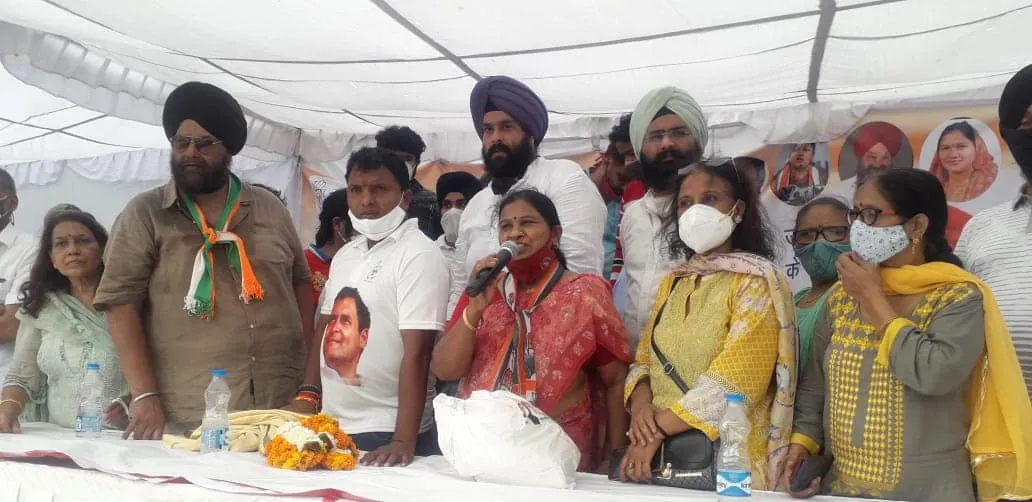 राहुल गांधी के जन्मदिन पर अम्बेडकर पार्क में खाद्य सामग्री वितरण — तस्वीर 17 में से 17