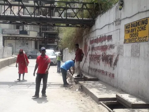 सिद्धार्थ नगर अंडरपास में नालियों की सफाई अभियान