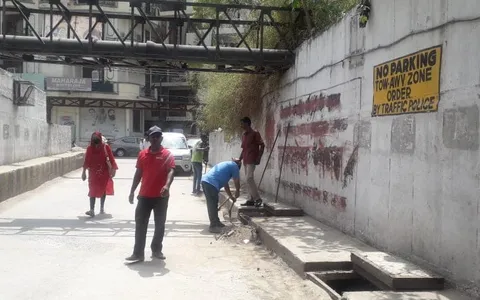 सिद्धार्थ नगर अंडरपास में नालियों की सफाई अभियान