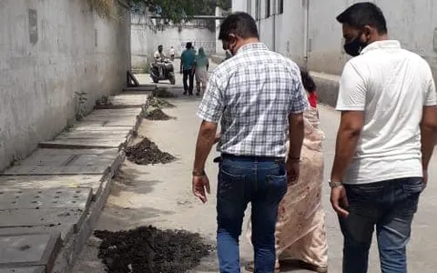 सिद्धार्थ नगर अंडरपास में नालियों की सफाई अभियान