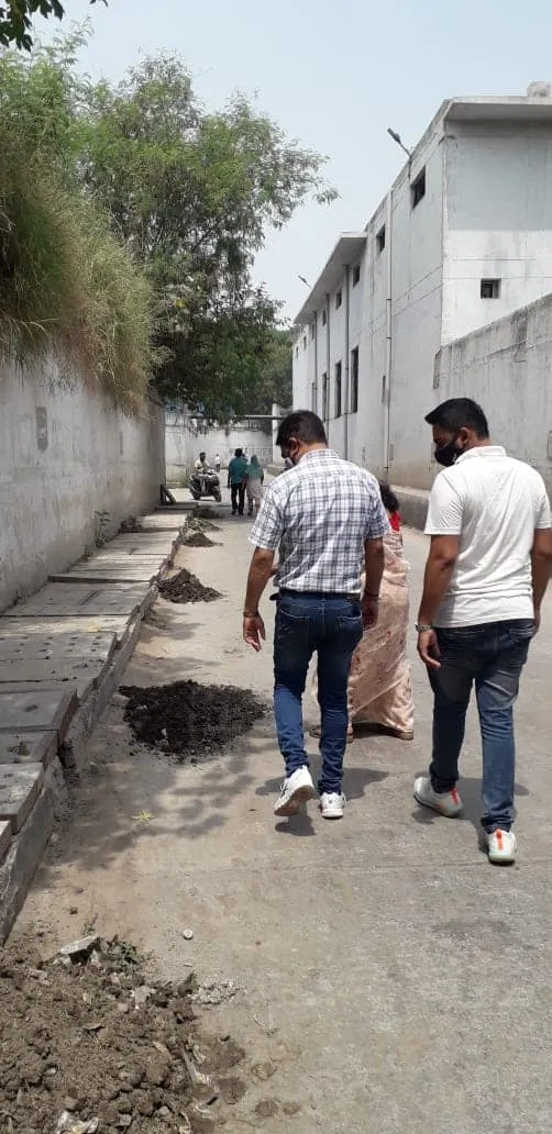सिद्धार्थ नगर अंडरपास में नालियों की सफाई अभियान — तस्वीर 2 में से 8