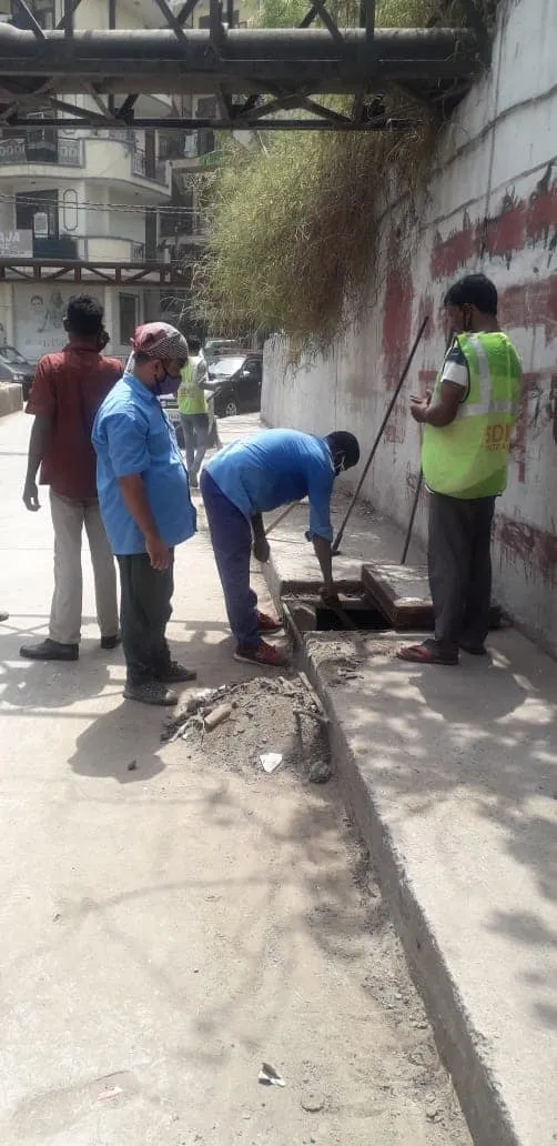 सिद्धार्थ नगर अंडरपास में नालियों की सफाई अभियान — तस्वीर 3 में से 8