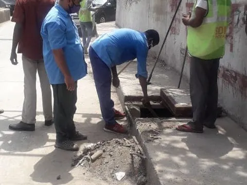 सिद्धार्थ नगर अंडरपास में नालियों की सफाई अभियान — 3