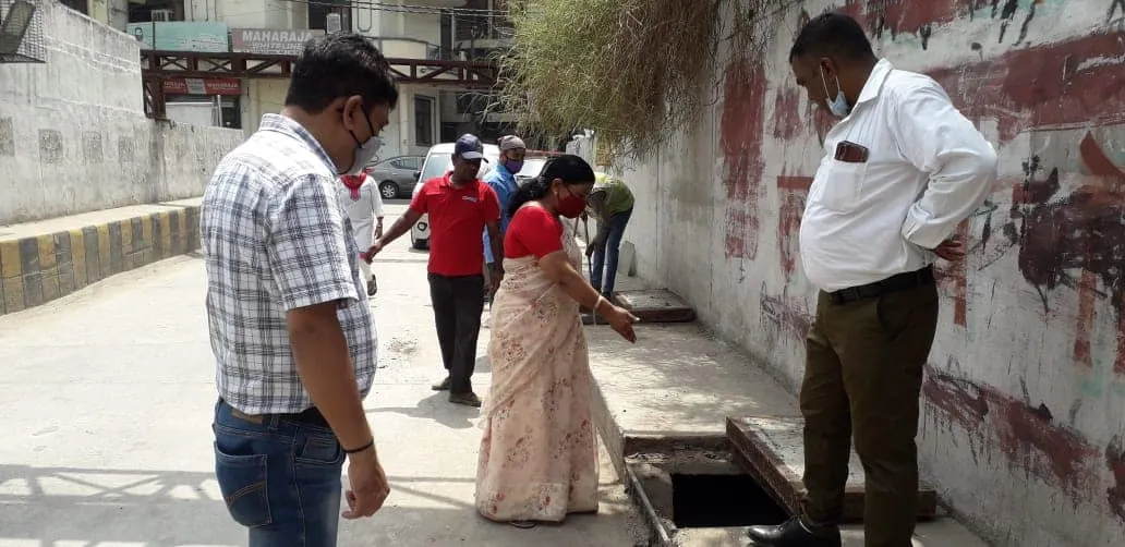 सिद्धार्थ नगर अंडरपास में नालियों की सफाई अभियान — तस्वीर 6 में से 8