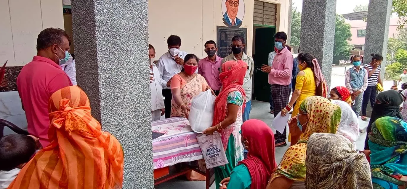 नगली राजापुर एमसीडी स्कूल में राशन किट वितरण — तस्वीर 1 में से 26
