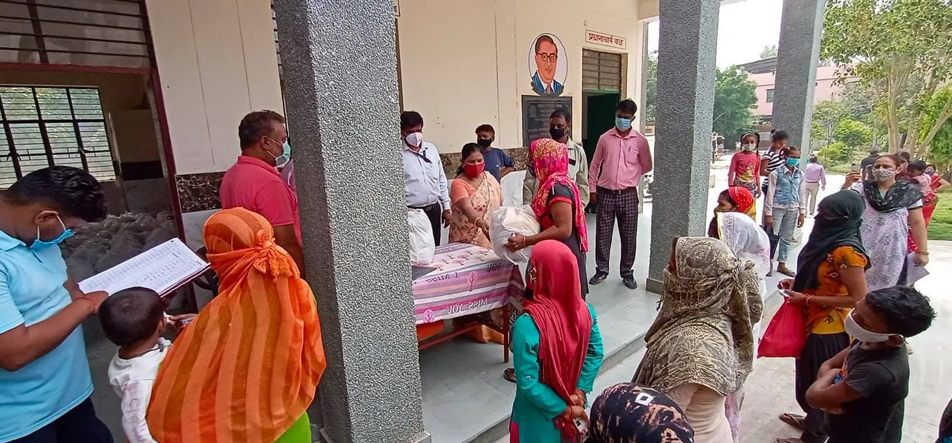 नगली राजापुर एमसीडी स्कूल में राशन किट वितरण — तस्वीर 2 में से 26